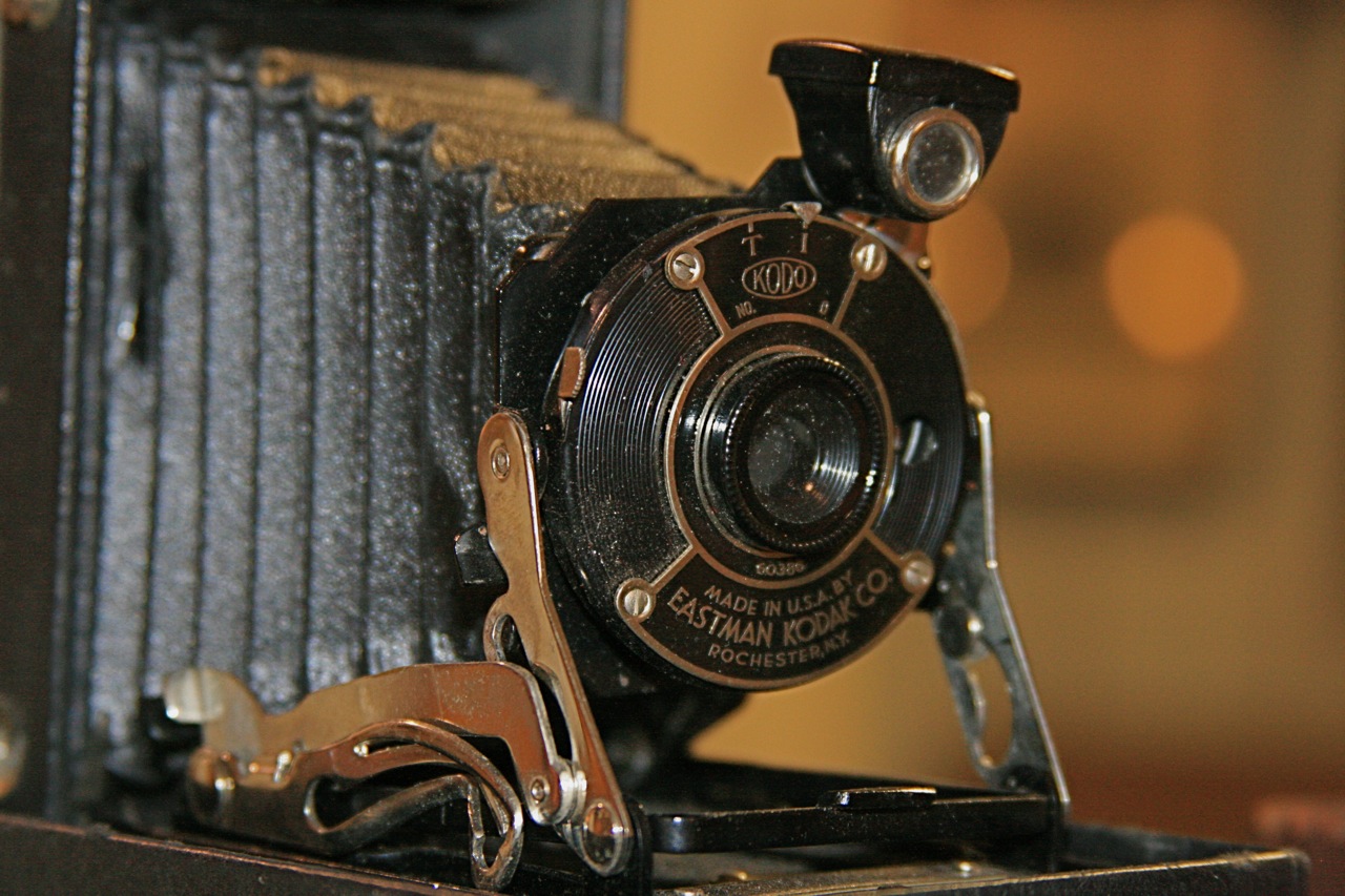 Первый фотоаппарат с зеркальным объективом
